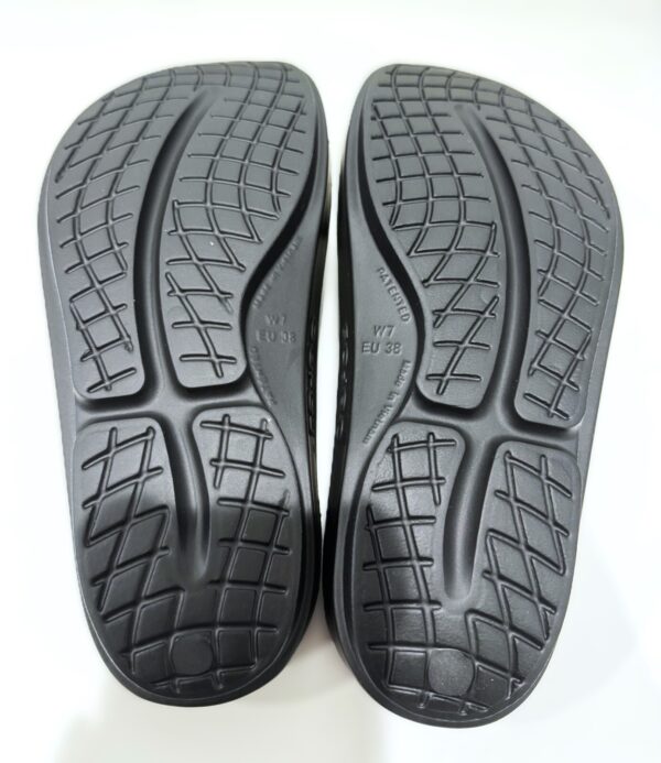 Arch support details of black OOFOS OOLALA women’s sandal with OOfoam cushioning