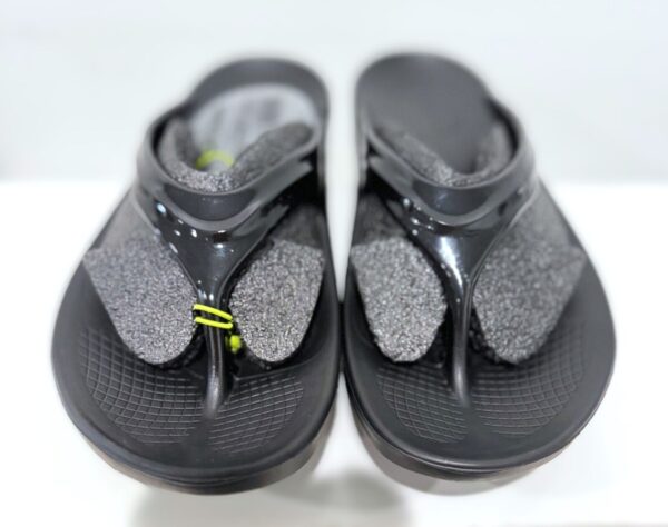 Close-up of heel cushioning on OOFOS OOLALA women’s sandal for shock absorption