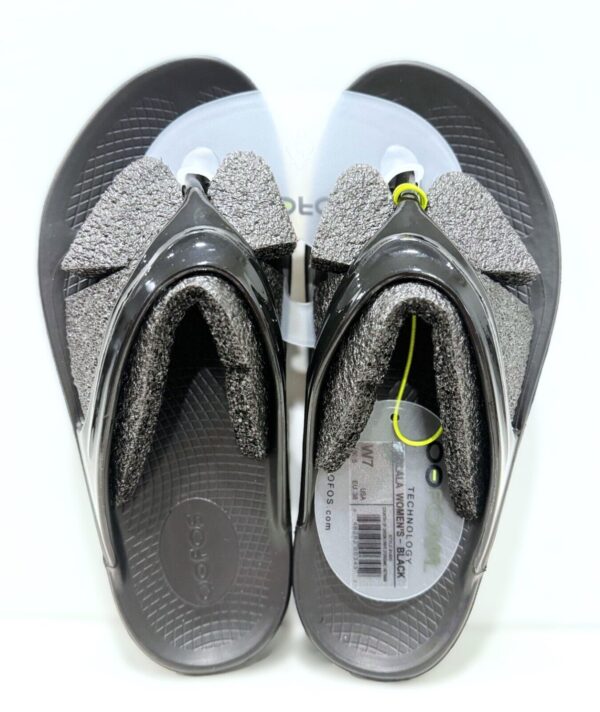 Side angle of OOFOS OOLALA women’s recovery sandal in black showing sleek design