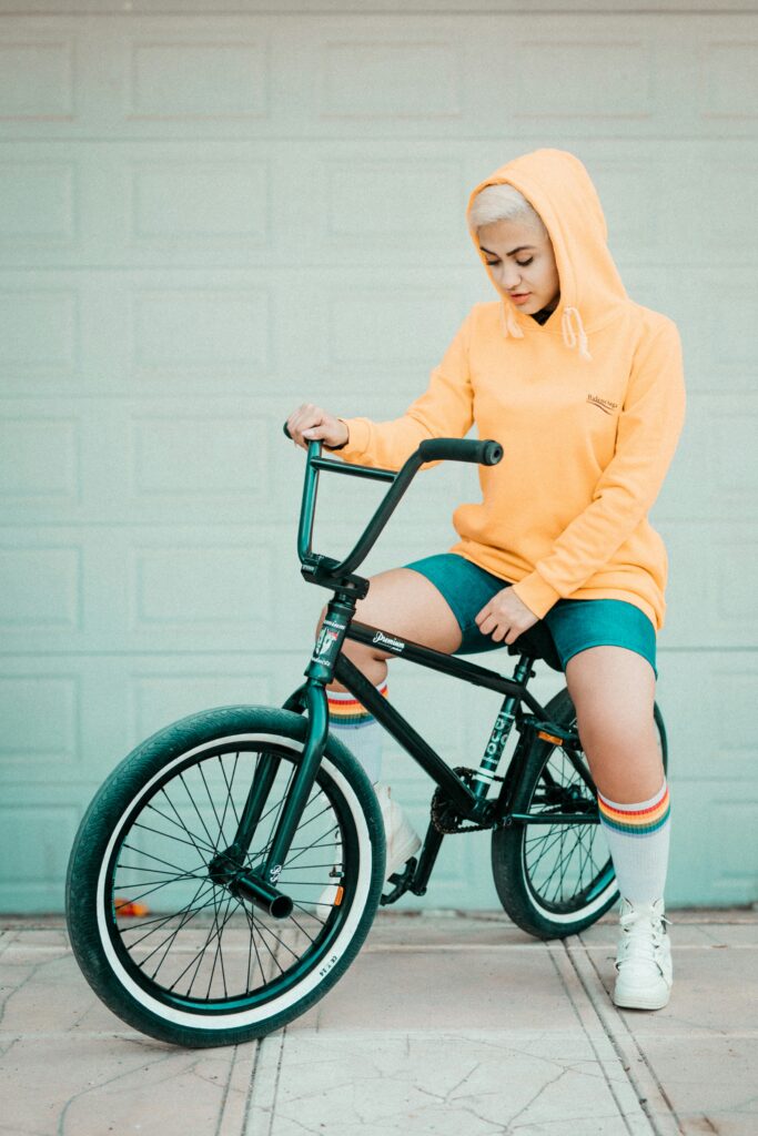biker shorts women streetwear outfit with oversized tee and sneakers – casual bike shorts style